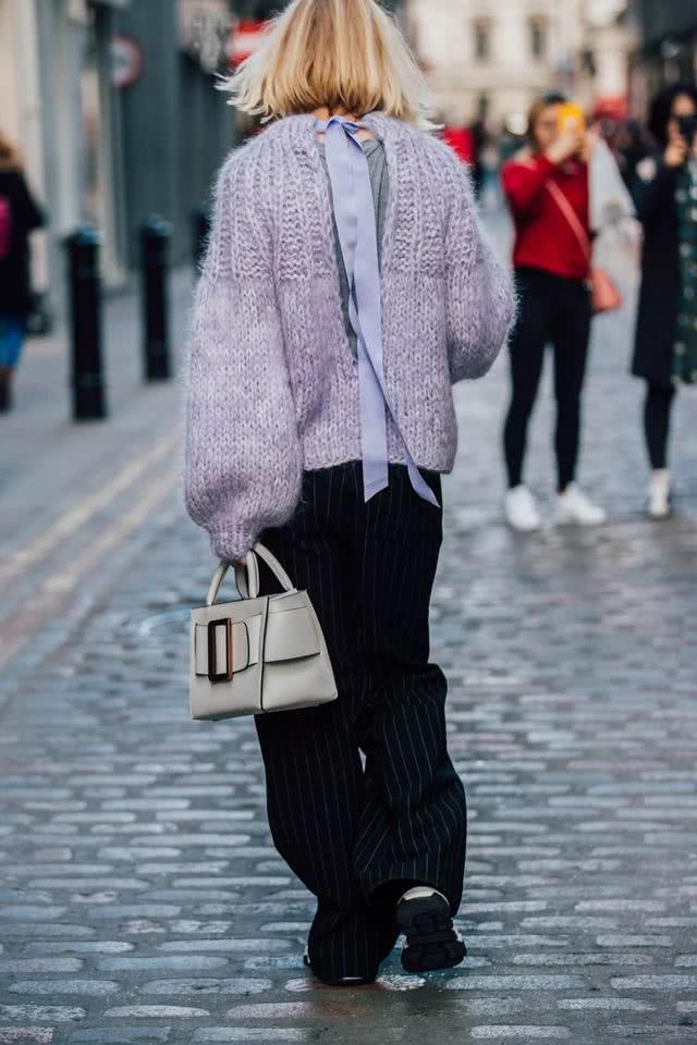 温暖的大毛衣有着复古的织线纹理,搭配阔腿裤满满的温情感