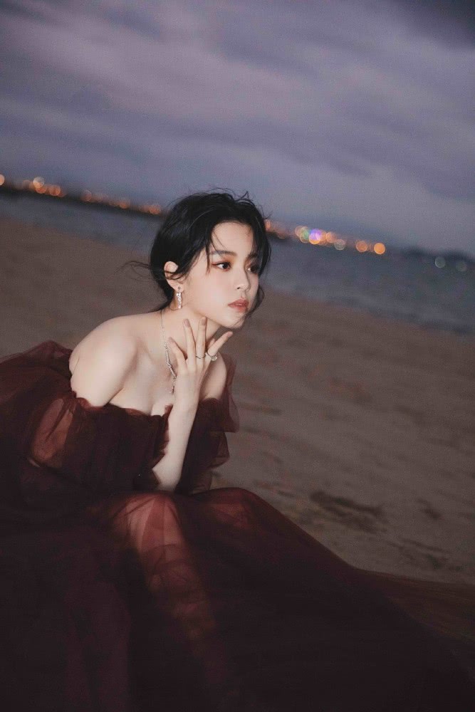 00后美女欧阳娜娜穿酒红色轻纱裙，露雪白美肩太有女人味