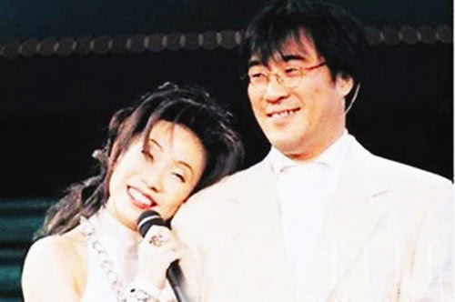 三获女歌手金奖，与李宗盛奉女成婚，如今再嫁小11岁的澳门鼓王