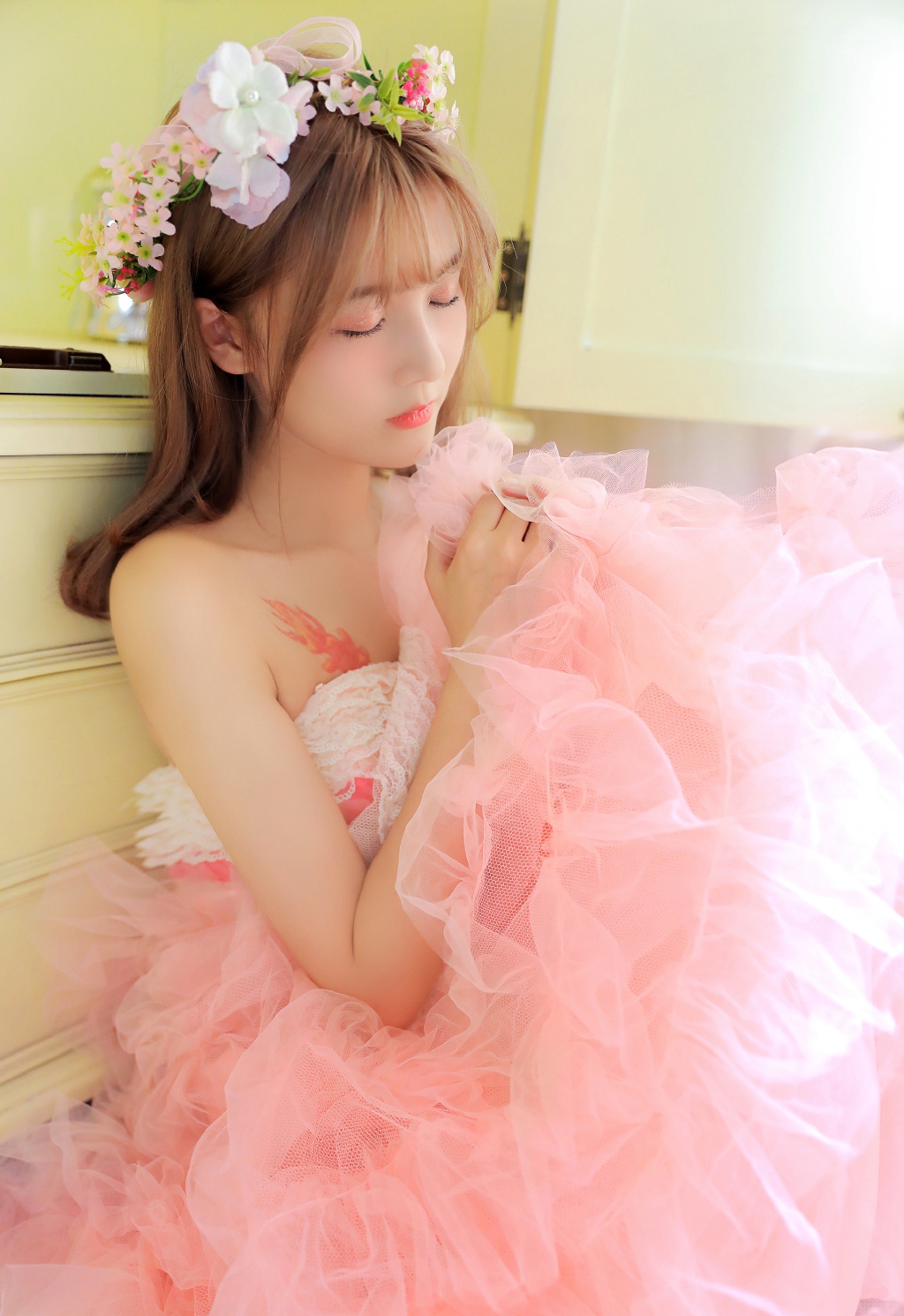 粉裙美少女性感甜美写真图片