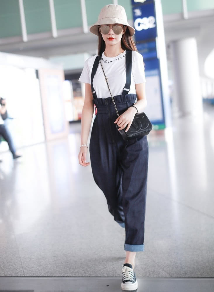 沈梦辰穿西服搭配黑色皮裤，意外走“红”