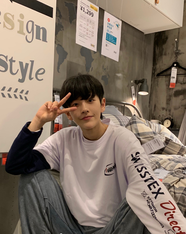 她是杨幂旗下新签的艺人，坐拥近500万粉丝，被称“女版李钟硕”