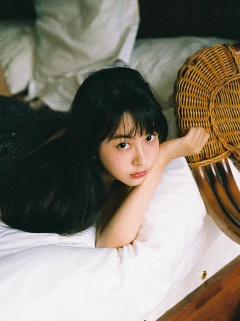 穿性感睡衣的美少女尤物风情性感写真图片