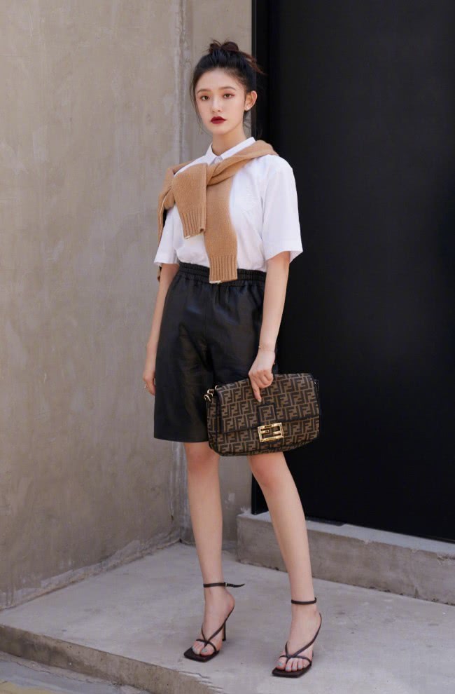 清纯美女林允上班照被疯转！摄影师手滑关掉美颜，看到穿洛丽塔的腿我懵了