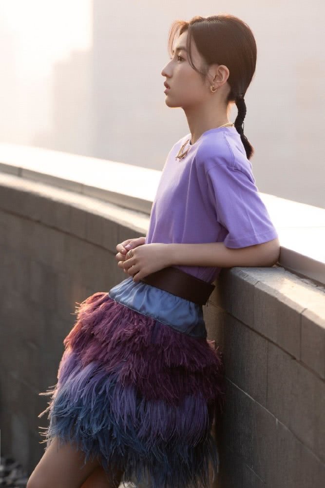 美女小花张子枫蓝色亮片裙配西装,轻松凹出女王范