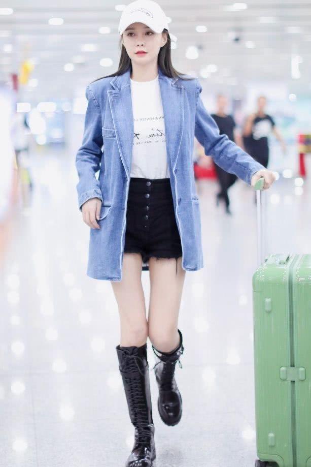 沈梦辰穿西服搭配黑色皮裤，意外走“红”