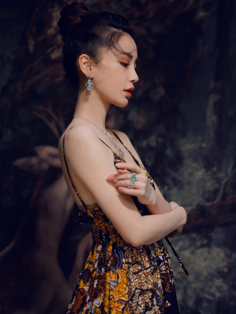 BABY和金晨这两位大美女同穿印花吊带裙,辣妈和少女的区别!