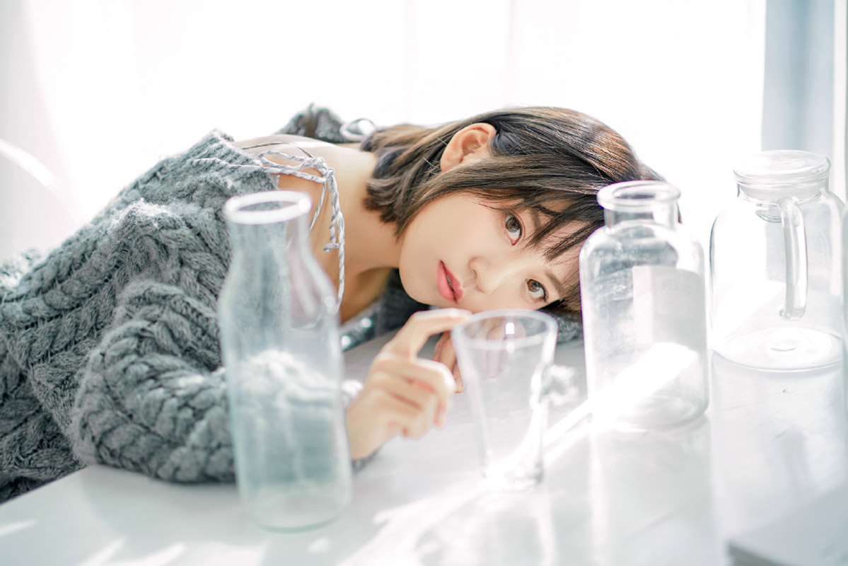 短发美女吊带裙性感诱人写真图片