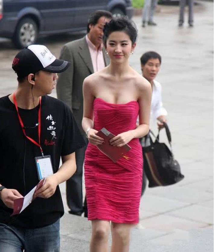 刘亦菲的胆子有多大?大胆挑战五十度裙,网友:玉女形象呢?