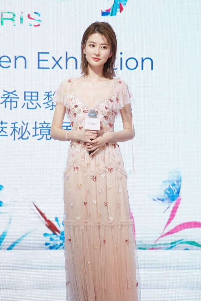 乔欣最新搭配,穿6千8印花裙美如仙女