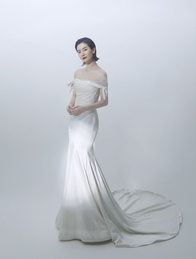 美女李晟穿露肩鱼尾裙,身材婀娜多姿