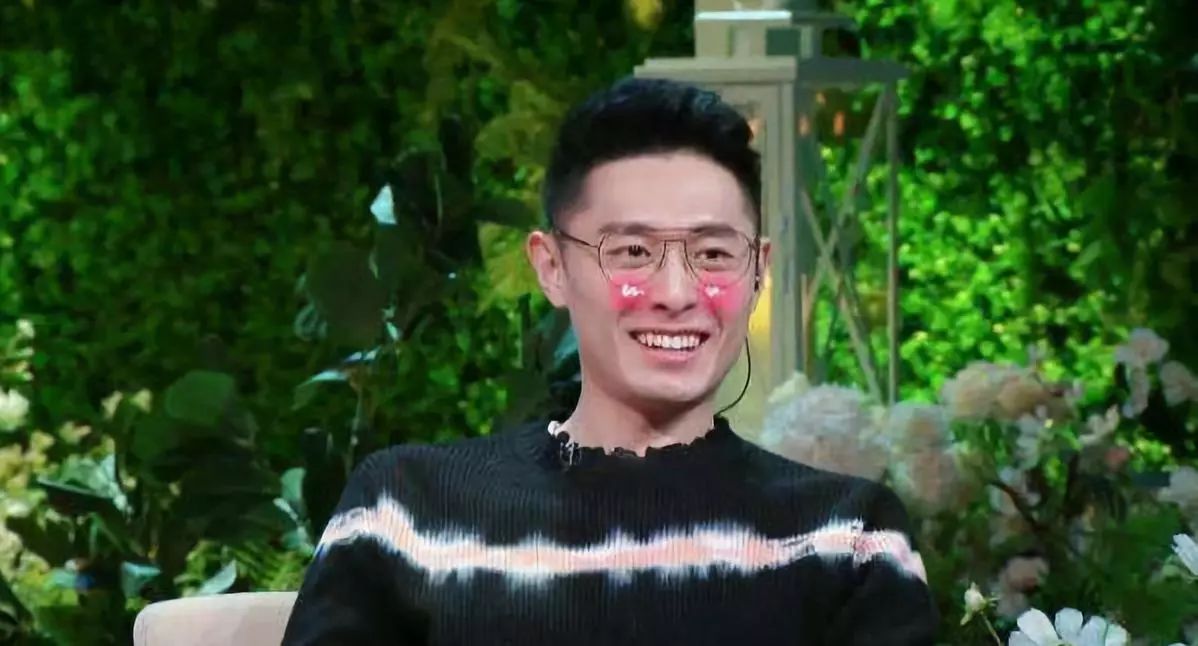 “神秘”富二代，凭借大1岁妻子迅速走红，多次“抢”王思聪c位