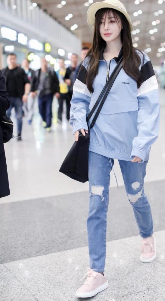 张天爱羽绒服到皮裤漂亮大气，气质全开