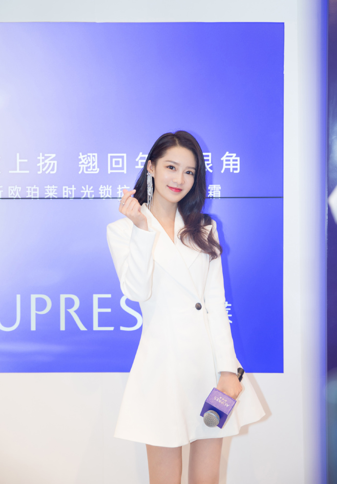 气质美女李沁白色西装裙干练风格写真图片