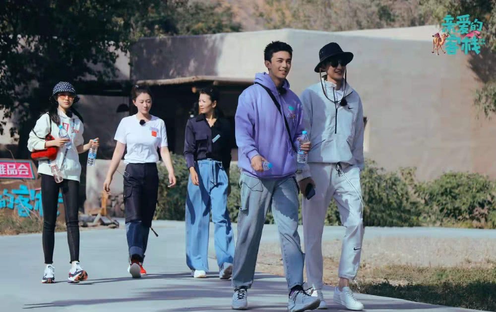 李小冉录制《亲爱的客栈》，颜色高T恤搭牛仔裤就很有范儿