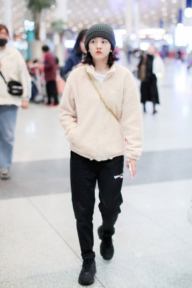 宋祖儿机场街拍：可爱绒面外套慵懒出街，素颜太可爱