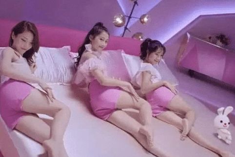 关晓彤代言“卫生巾”广告,看她提臀的那一刻,好撩人
