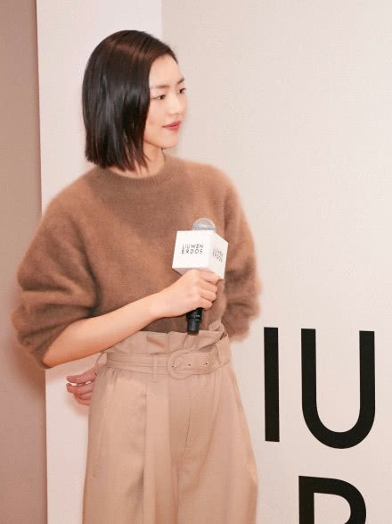 秋冬内搭怎么选？和刘雯一起内搭的高段位穿搭，温暖又青春