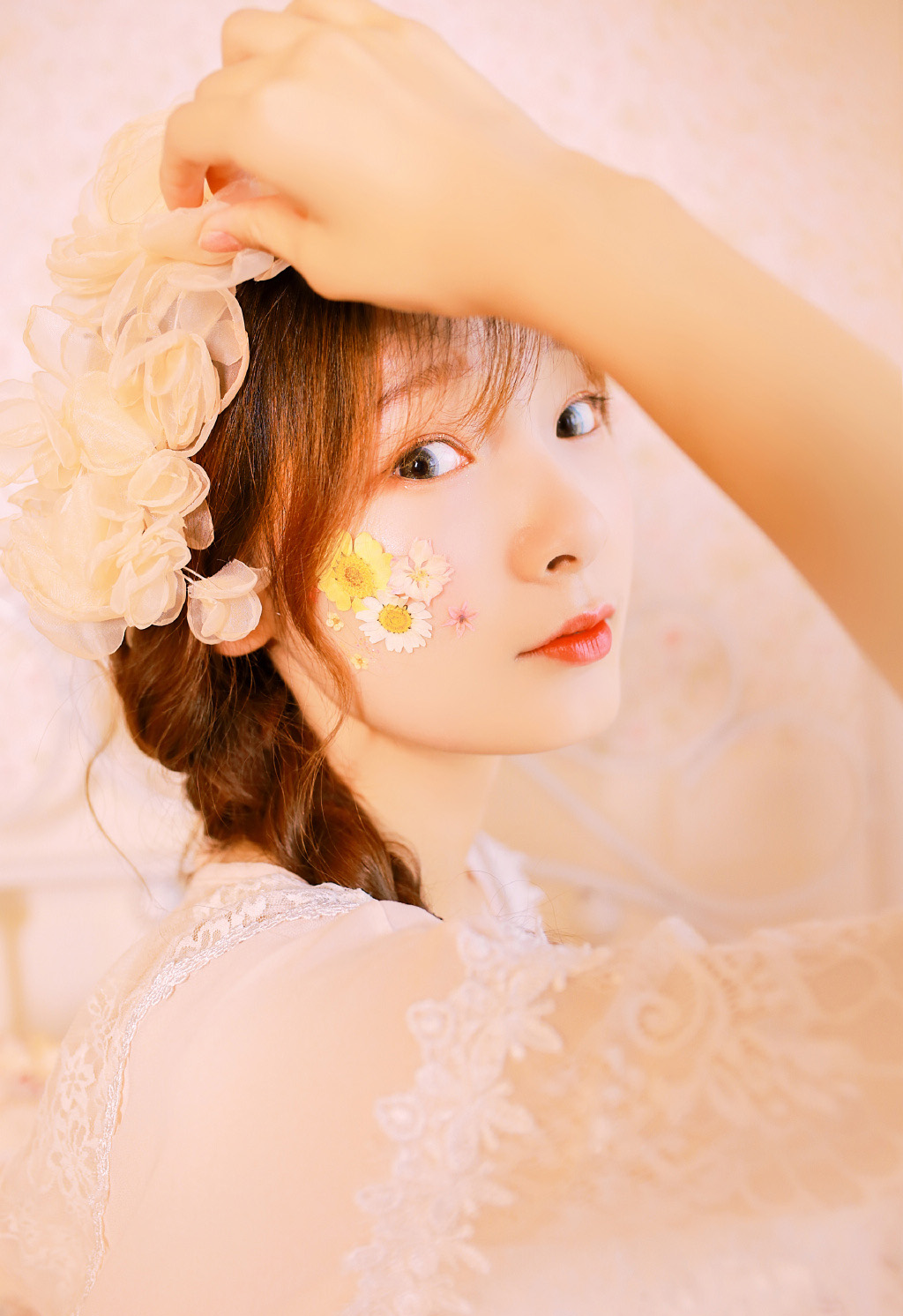 低胸美女性感白纱美女唯美写真