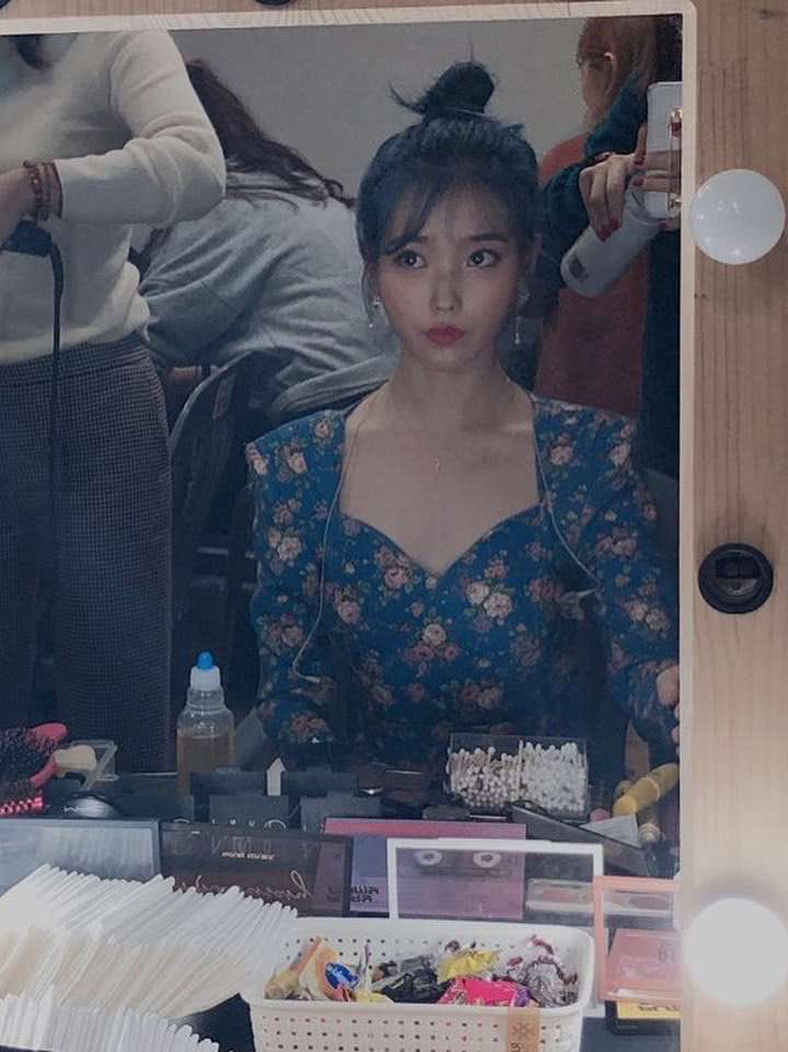 IU李知恩换发色后更美了，搭配蓝色法式碎花裙，化身“花仙子”！