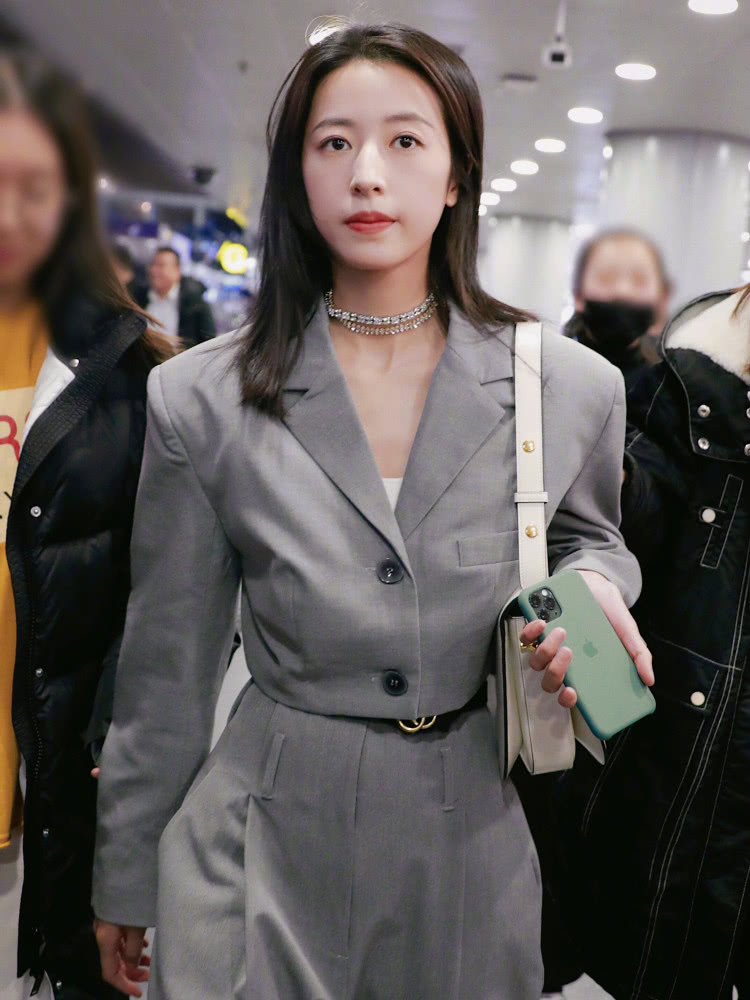 周雨彤和宋妍霏身高只差2CM，同样搭配西服套装，腿长就是任性