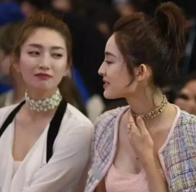 江疏影跟古力娜扎同框,本来有说有笑镜头一开一瞬间,装都懒得装了?