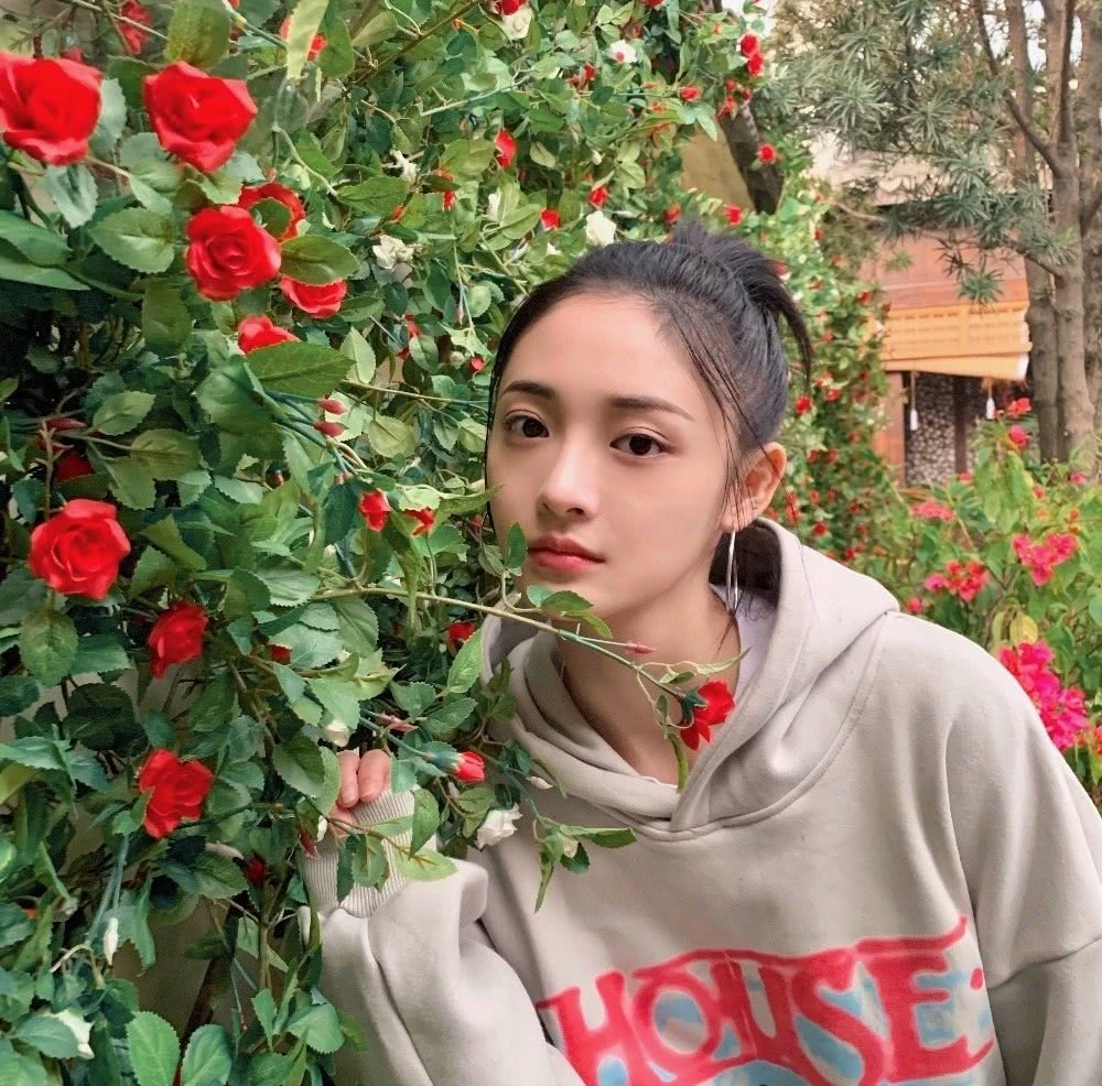 周洁琼一本正经营业,超大卫衣及地裤,谁家的怪味少女快来认领