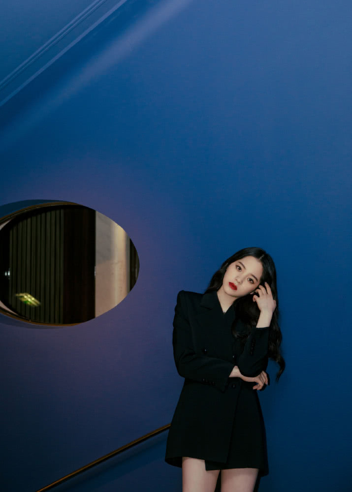 00后美女欧阳娜娜穿酒红色轻纱裙，露雪白美肩太有女人味