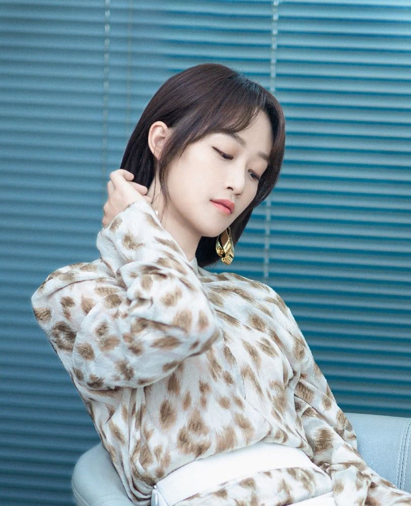 蓝盈莹穿印花衬衫配高腰裙,女强人气场太强大