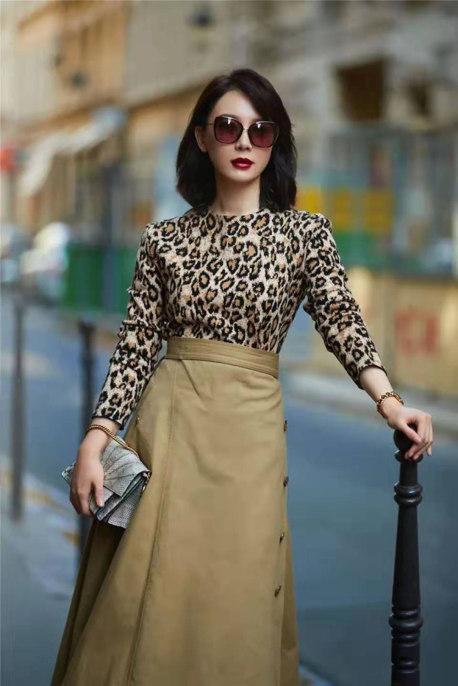 美女陈数颜值高任性,豹纹上衣搭配卡其色半裙意外时尚