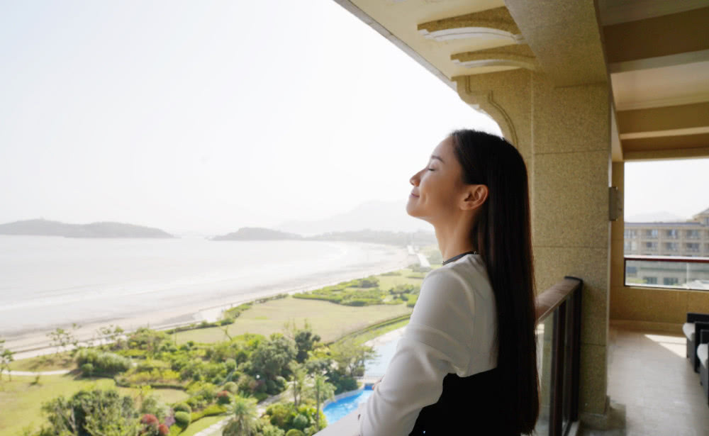 陈彦妃白色羊羔毛大衣清新甜美,扎高马尾俏皮阳光