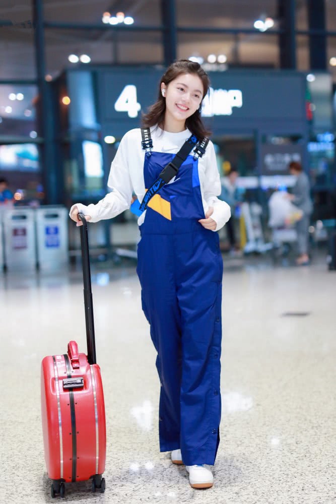 蓝色背带裤加红色行李箱,小美女赵今麦这次美得不一般,颜值与气质双杀