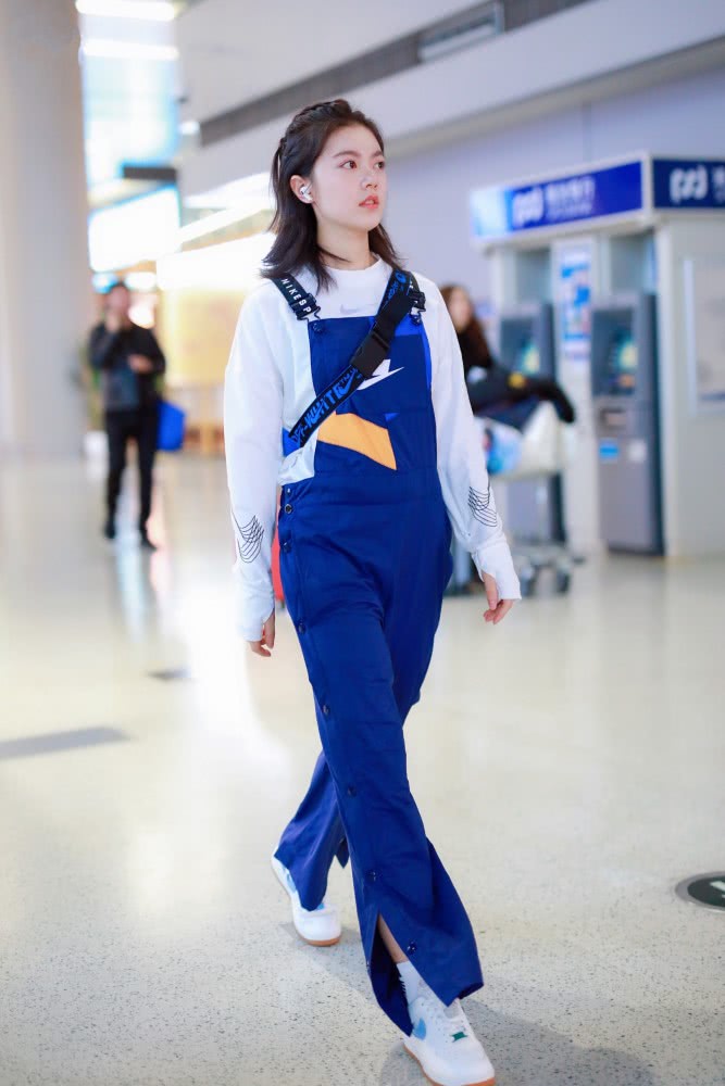 蓝色背带裤加红色行李箱,小美女赵今麦这次美得不一般,颜值与气质双杀