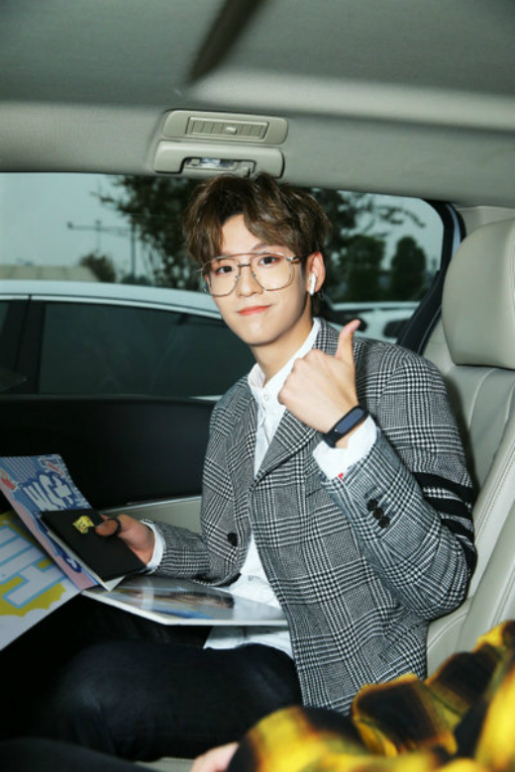 Tony余景天首度回蓉活动 粉丝热情接机彰显其超高人气