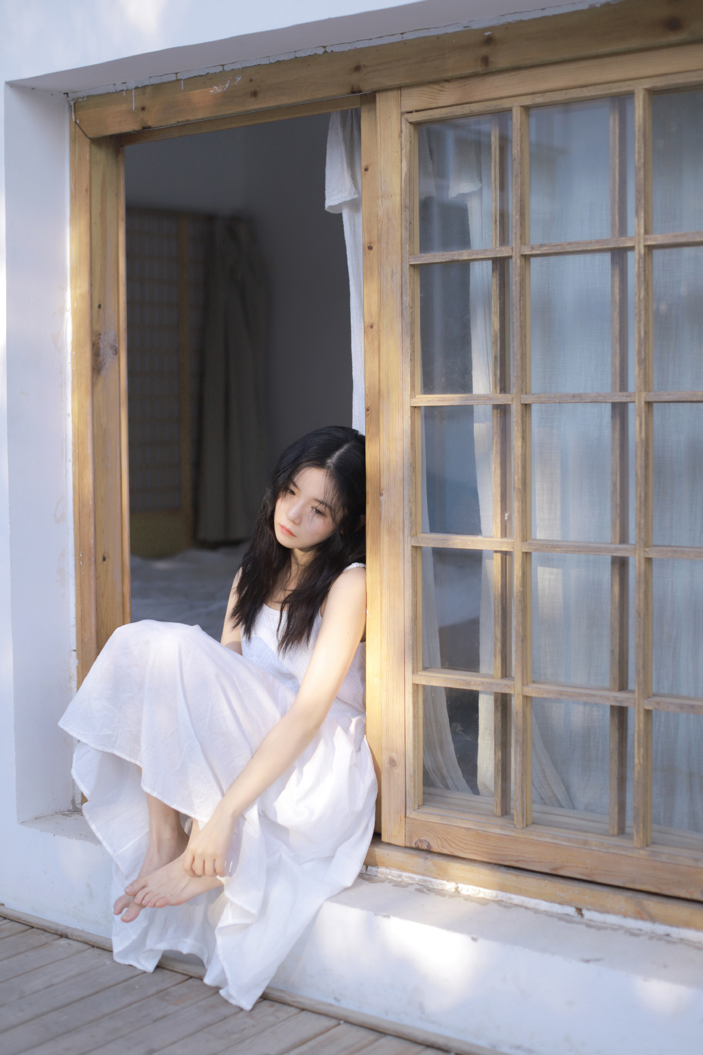 吊带裙美女性感迷人忧郁眼神私房写真图片