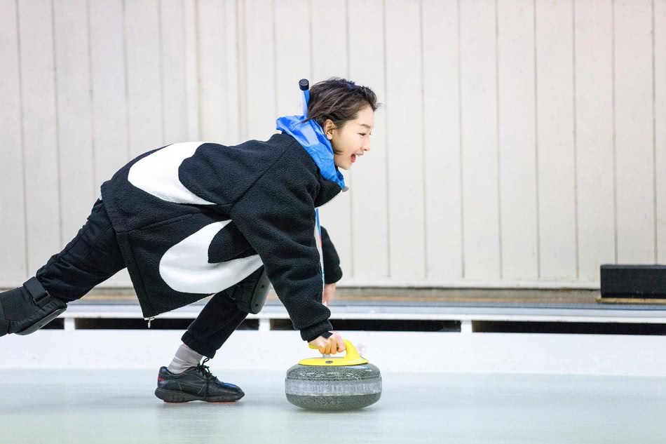 清纯氧气美女周冬雨解锁冰球技能，运动装难掩超细小腿