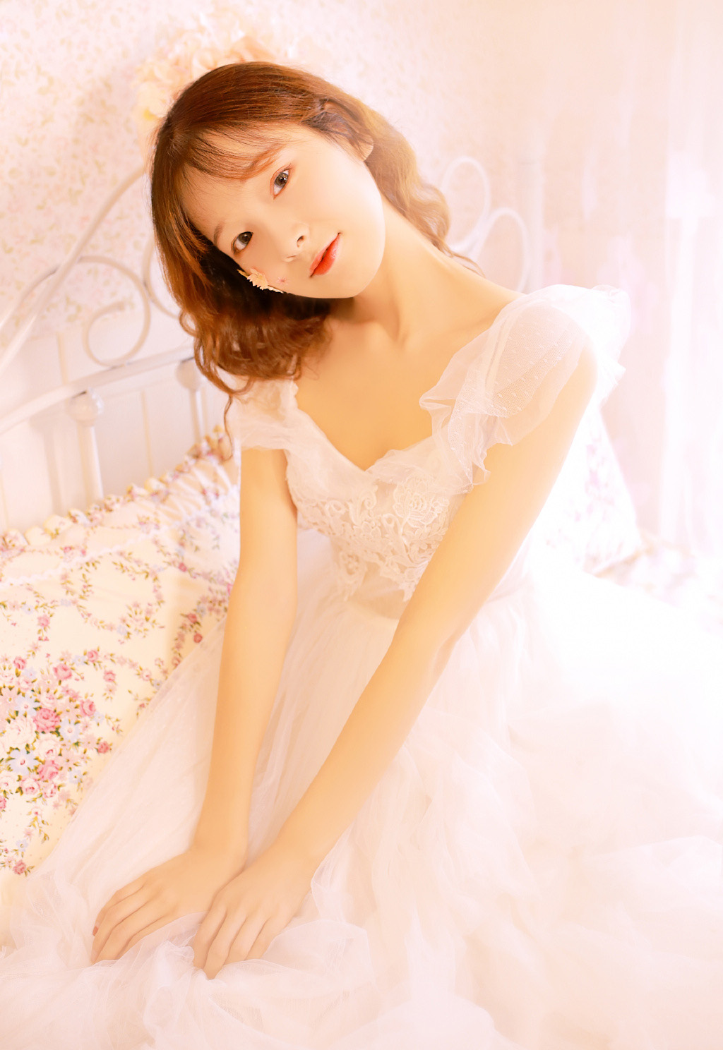 低胸美女性感白纱美女唯美写真