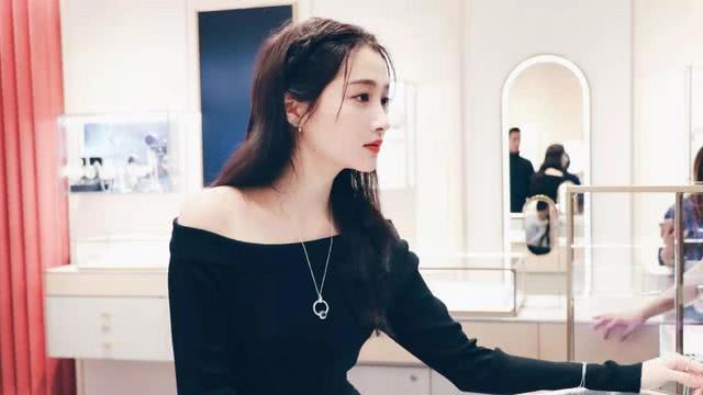关晓彤穿一字肩黑色长裙简直美翻了,活生生美成小仙女