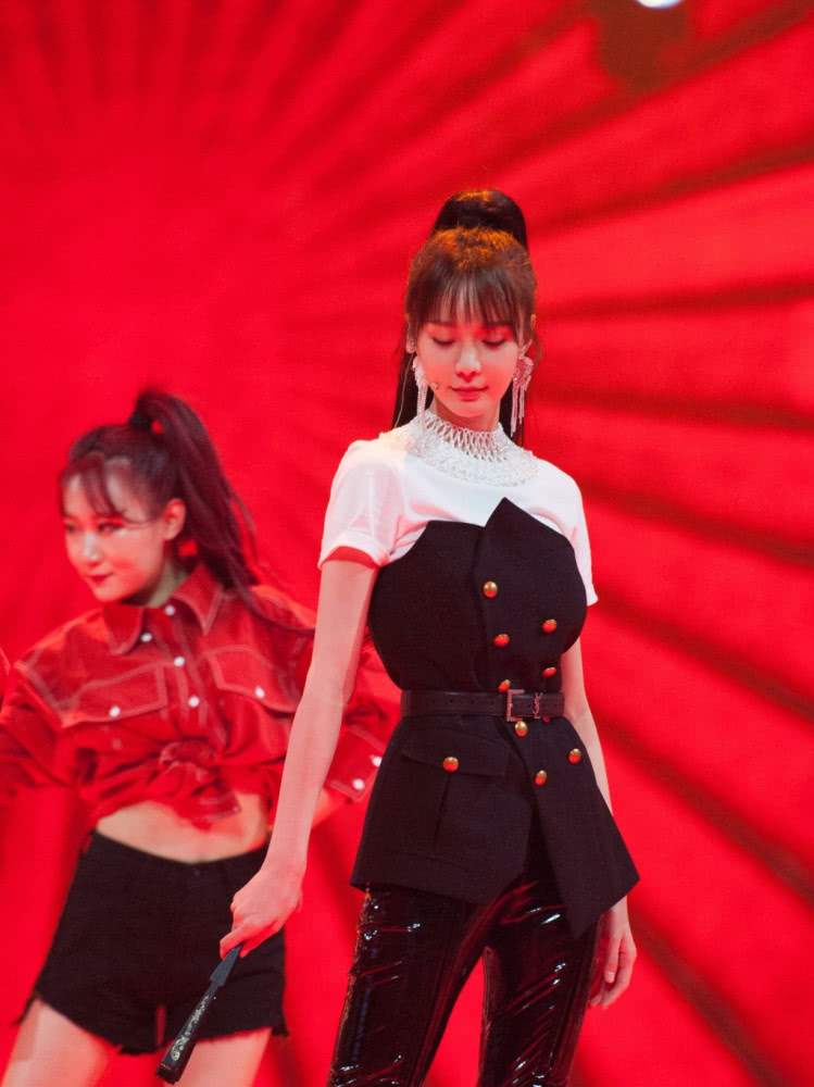 沈梦辰穿西服搭配黑色皮裤，意外走“红”