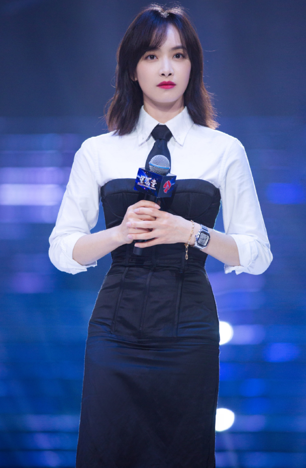 宋茜穿裙子居然拉到了这个位置上,没这腰谁敢这样穿?