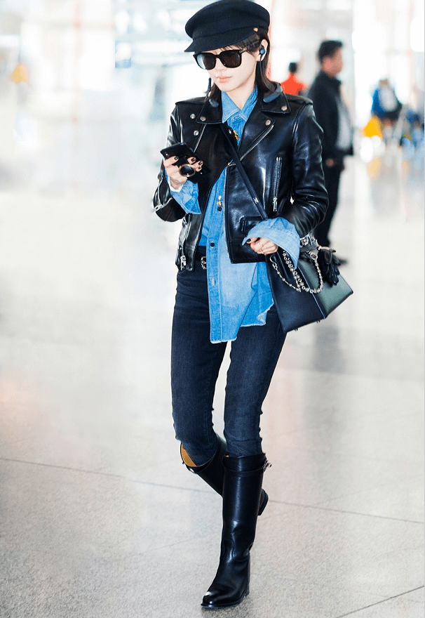 王子文机场街拍 露肩皮夹克配喇叭裤凹出了1米8的气场