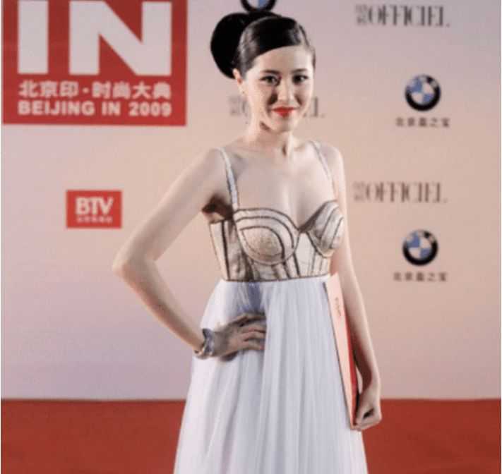 年轻时是人间尤物, 今43岁仍丰韵犹存, 网友:真正的人间富贵花