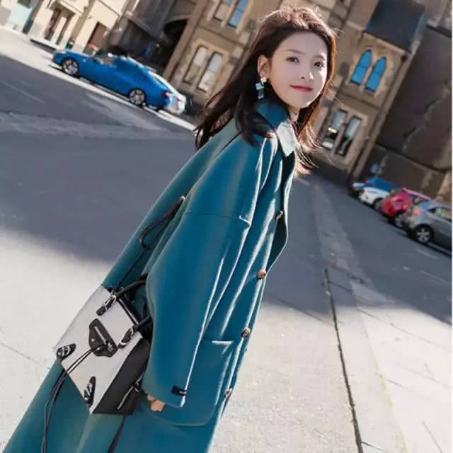 女人尽量不要高跟鞋配大衣，姐姐最近都学他们这样搭，背影都特美