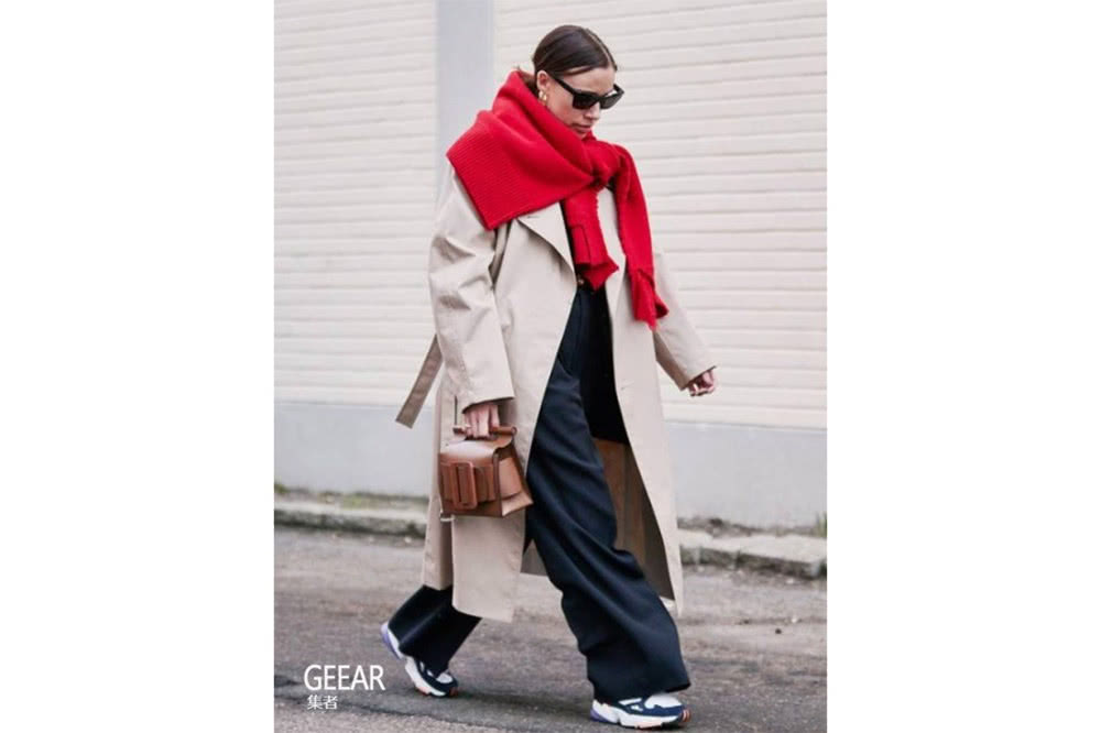 咖啡色穿搭显单调沉闷，时尚潮人的初秋造型都加入了彩色单品