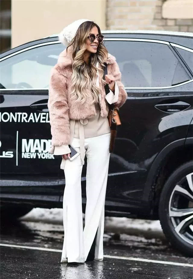 欧美街拍:秋冬穿大衣都不会选这几种裤子,廉价又没气质