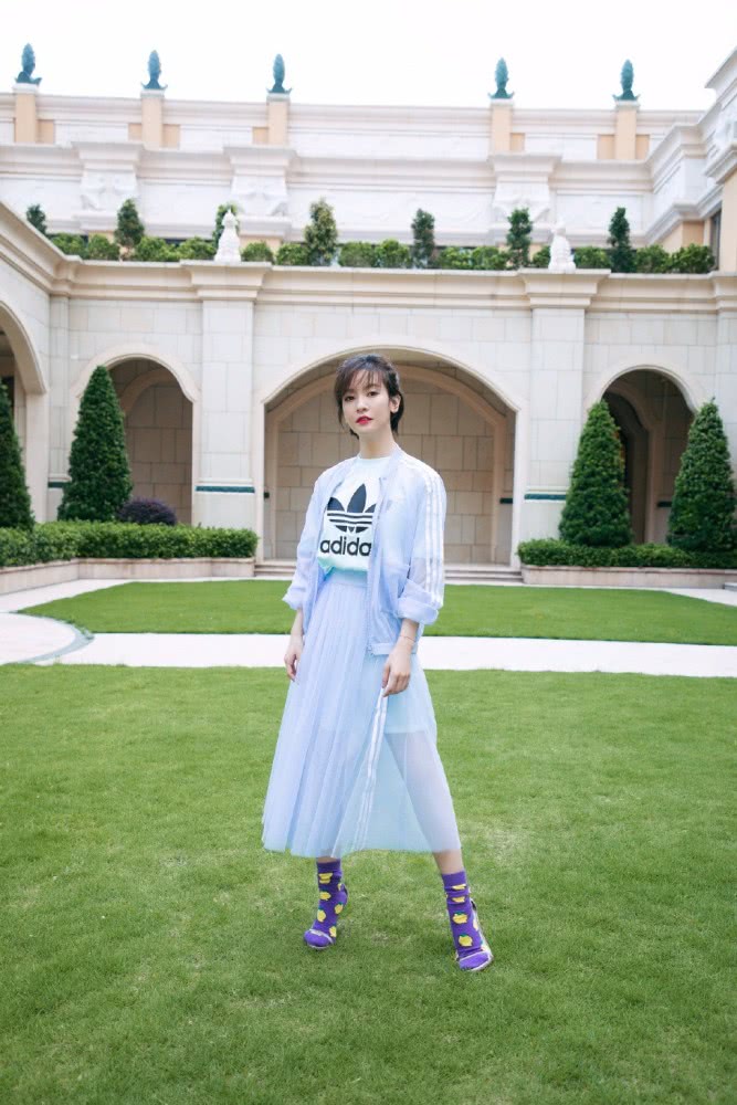 美女李晟穿露肩鱼尾裙,身材婀娜多姿