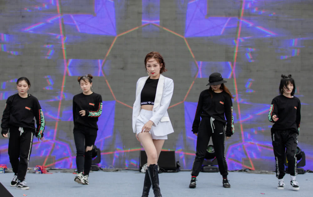 美女李子璇白T牛仔裤亮相机场,青春活力