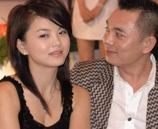 他抛弃恋爱多年的秦海璐，与李湘闪婚又离婚，现在却是人生赢家