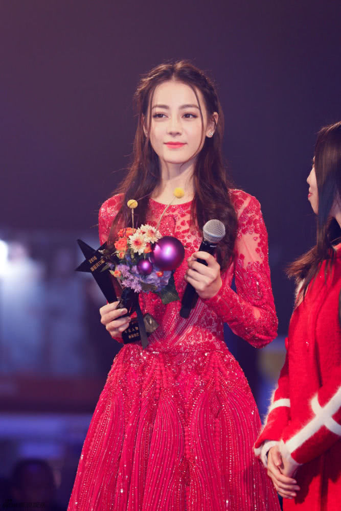 美女迪丽热巴成手游代言人,身穿红裙美艳吸睛