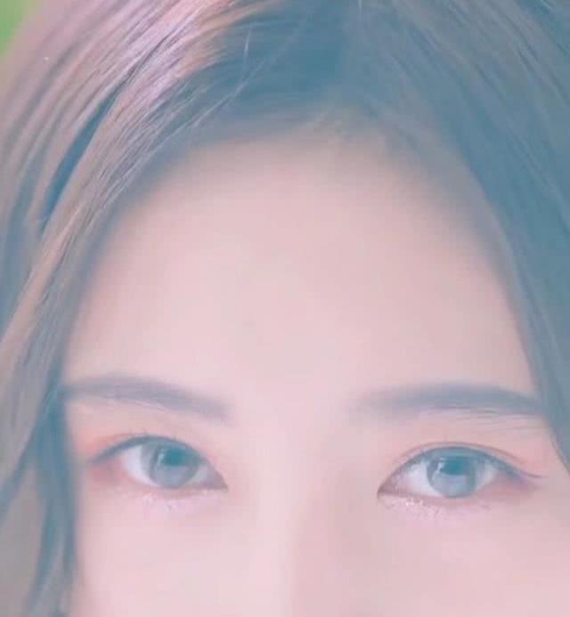 都说鞠婧祎初恋野生眉美爆了,为什么我感觉越来越看不懂潮流了